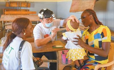 中国侨网中国援塞内加尔医疗队正在进行义诊。