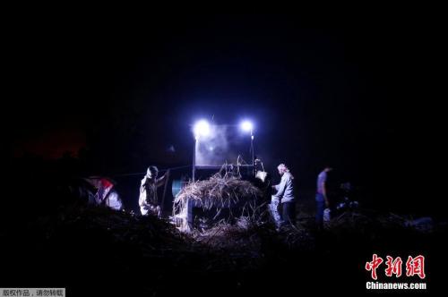 7 2016年,叙利亚民众为躲避空袭, 深夜收割小麦 7 2016年,叙利亚民众为躲避空袭, 深夜收割小麦