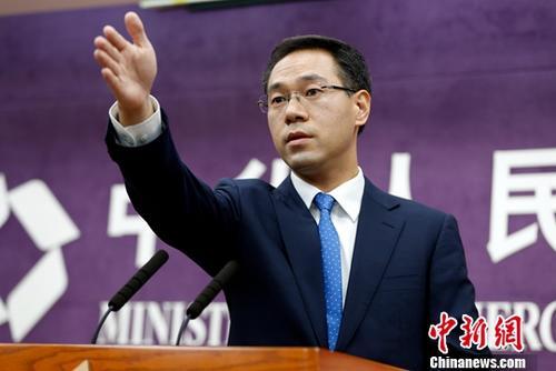 7月5日，中国商务部在北京举行例行新闻发布会。商务部新闻发言人高峰在发布会上就相关问题表明中方立场：面对威胁不低头；捍卫自由贸易不动摇；不打贸易战第一枪。<a target='_blank' href='http://www.chinanews.com/'>中新社</a>记者 李慧思 摄