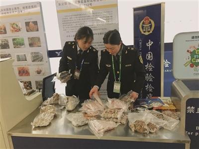 中国侨网入境邮包中发现被“遣返”盐水鸭。 薛玲 摄
