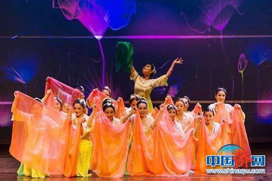 达拉斯金秋舞蹈团16位社区演员表演舞蹈《春绣》。 达拉斯金秋舞蹈团16位社区演员表演舞蹈《春绣》。