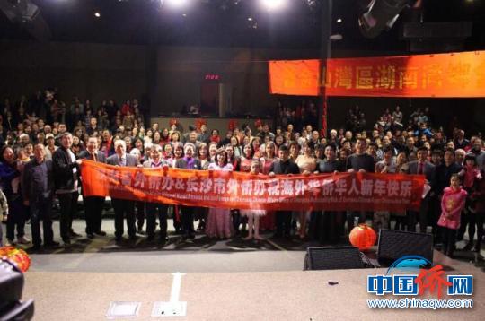 中国侨网全体演职人员与旧金山湾区观众合影。