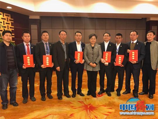 中国侨网肖百灵为资助贫困学生的侨商代表颁发荣誉证书。 刘着之 摄