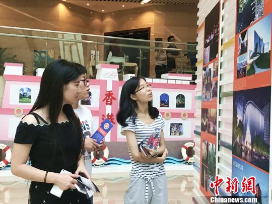 精美的展览吸引市民驻足观看。　刘着之 摄