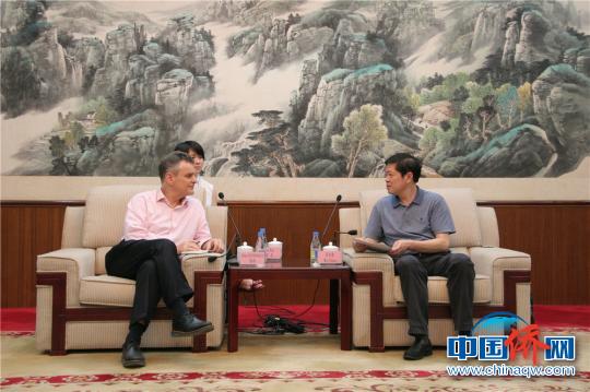 中国侨网新任法国驻武汉总领事贵永华与湖南省外事侨务办副主任吴宜彪举行会谈。　刘着之　摄