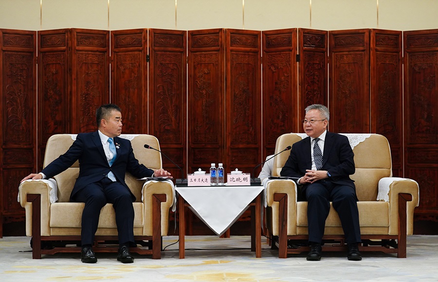 沈晓明会见日本滋贺县知事三日月大造一行