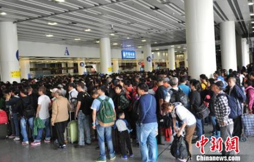 资料图：2014年4月大批回乡扫墓祭祖的港澳居民经福田口岸入境。黄俊生摄 黄俊生 摄