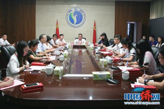 中国侨网8月21日，湖南省港澳事务办公室副主任丁学新等与到访的澳门“星议政联盟”学习交流团一行举行座谈。　刘着之　摄